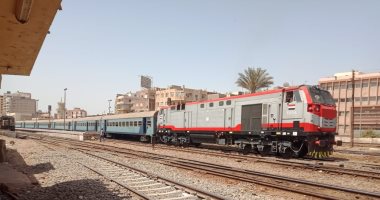 تعطل حركة القطارات بمحطة بنها بعد خروج عجلات عربتى قطار أسوان الإسكندرية عن القضبان.. توقف الحركة لمدة ساعة.. والسكة الحديد تدفع بالأوناش لرفع العجلات.. ومحافظ القليوبية يتواجد منذ اللحظات الأولى.. فيديو وصور