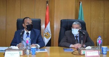 حياة كريمة.. محافظ المنيا يوجه لجان التوعية بعقد حوارات مع المواطنين