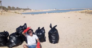 شابان يطلقان مبادرة للتخلص من مخلفات المصطافين على شاطئ البحر بالعريش.. صور