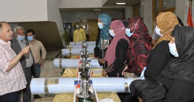 محافظ أسيوط يوزع ماكينات خياطة وأفران منزلية للسيدات المعيلات والأولى بالرعاية