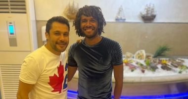 أحمد حسن ممازحا النني: شكرا على العزومة وطول ما أنت بتفكها كدة ربنا هيكرمك