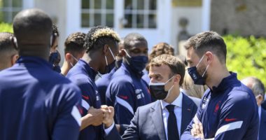 ماكرون يؤازر منتخب فرنسا قبل يورو 2020 وينصح مبابى.. صور