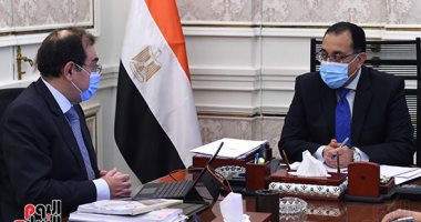 رئيس الوزراء يتابع مع وزير البترول موقف تنفيذ المشروعات.. 12.2 مليون وحدة سكنية تم توصيلها للعمل بالغاز الطبيعى لخدمة 51.8 مليون مواطن.. تركيب 326 ألف عداد مسبوق الدفع.. وإنشاء 1000 محطة لتموين السيارات