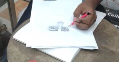 "رشاد" موهبة فنية شابة يعشق الرسم منذ نعومة أظافره ويبدع فى تجسيد المشاهير.. صور