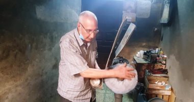 50 عاما من "التلميع".. حكاية عم صبرى أقدم صنايعى لجلى النحاس بالبحيرة.. لايف
