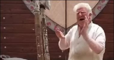 بائع آيس كريم شبيه جديد لـ دونالد ترامب يظهر فى باكستان.. فيديو وصور