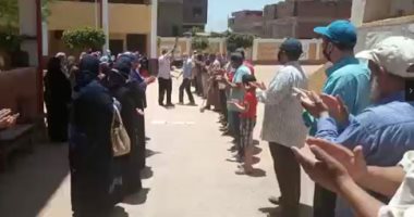 "قم للمعلم وأوفه التبجيلا".. العاملون بمدرسة بكفر شكر فى وقفة وداع لمديرهم بالتصفيق الحار والدموع لنقله إلى مدرسة أخرى..ويؤكد: مفاجأة أثلجت قلبى.. والمعلمون:لم يكن مديرا بل كان أخا وأعاد المدرسة لمكانتها..فيديو