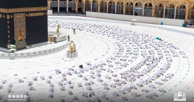 المصلون يؤدون صلاة الجمعة الأخيرة من شهر شوال فى المسجد الحرام.. صور