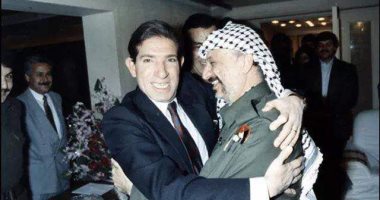 حكاية صورة جمعت الزعيم الفلسطيني ياسر عرفات بالراحل محمد عوض فى ذكرى ميلاده