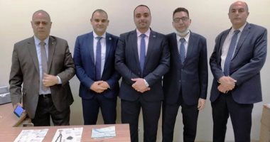 ضبط راكب عربى بمطار القاهرة حاول تهريب مشغولات ذهبية داخل ملابسه..صور 