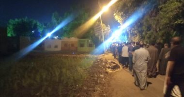 تشييع جنازة عروسين غرقا بعد انقلاب سيارة الزفاف فى ترعة بالشرقية.. صور