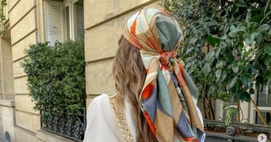 اكسسوارات صيف 2021.. 10 أفكار لارتداء الأوشحة الحريرية بطريقة مميزة