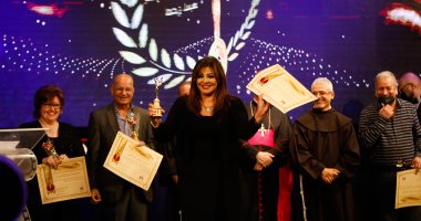 مهرجان المركز الكاثوليكى يكرم الكينج محمد منير وهالة صدقي تتسلم جائزته
