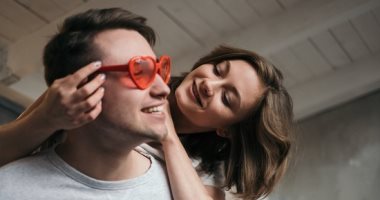 6 مميزات للزواج من رجل انطوائى.. أب أفضل وحبيب مخلص