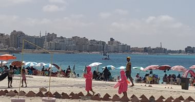 اقبال المصطافين وأجواء رائعة والتزام بالإجراءات الوقائية على شواطئ مطروح.. لايف 