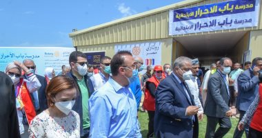تفاصيل افتتاح مشروع تطوير قرية باب الأحرار بالإسكندرية.. مدرسة ووحدة صحية ومركز حرفى لتوفير فرص عمل والتأهيل الشامل لـ40 منزلا.. وتوزيع 30 مركب صيد يستفيد منها 60 أسرة وإنشاء توصيلات مياه ومشروعات تنموية