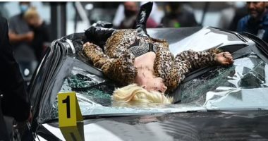 آن هاثاواى تلقى حتفها فى شوارع نيويورك ضمن أحداث مسلسل WeCrashed.. صور