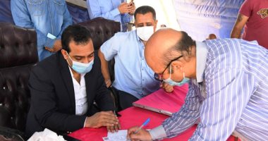 تسليم قطع أراض للمستفيدين من أرض مدينة الأمل بقنا.. صور