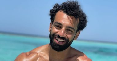 "فورمة الصيف".. محمد صلاح يستعرض عضلاته على أحد الشواطئ المصرية