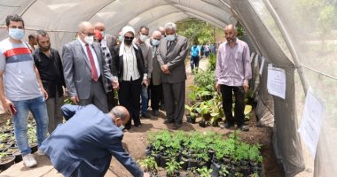 رئيس جامعة أسيوط يتفقد صوبة إنتاج نباتات الزينة النادرة وتدريب طلاب الزراعة