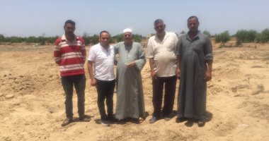 صاحب الأرض المُبلغ عن اللوحة الأثرية بالشرقية يشكر الآثار بعد تحديد مكافأة مالية له.. صور