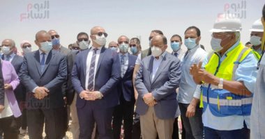 وزير التنمية يتابع مشروعات منظومة النظافة ويزور المدفن الصحى ببنى سويف.. فيديو