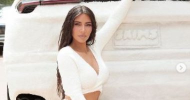 كيم كاردشيان تغطى سيارتها من الخارج والداخل بالفرو.. صور