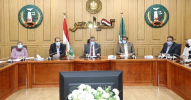 محافظ المنوفية يناقش الموقف التنفيذى لخطة الرصف ويشدد بتذليل كافة العقبات
