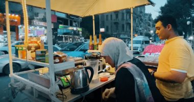 الشغل مش عيب.. أم وابنها عملوا عجلة مشروع كافيه متنقل "فيديو"