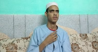 فقد بصره فعوضه الله بالرضى وعذوبة الصوت.. "أحمد" منشد دينى تغلب على إعاقته بالإنشاد وحفظ القرآن بقنا.. تحول من هاوٍ لمحترف بالمناسبات وقصر الثقافة.. ويؤكد: والدتى الداعم الأكبر لى وأمنيتى توثيق أعمالى.. صور