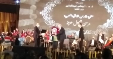 وزيرة الثقافة تكرم نجل مرسى جميل عزيز احتفالاً بذكرى مئويته داخل الأوبرا 