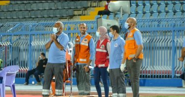 طبيبة تتوسط مسعفى مباراة مصر وجنوب أفريقيا لأول مرة بعد واقعة إريكسن.. فيديو