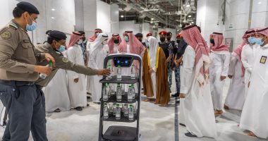 ضمن الإجراءات الاحترازية.. روبوتات ذكية بالحرم المكى لتوزيع المياه دون تلامس