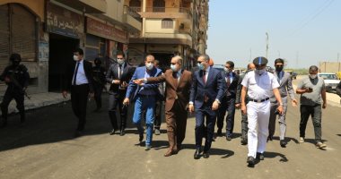 محافظ كفر الشيخ ومتدربو البرنامج الرئاسى يتابعون تطوير شوارع العاصمة.. صور