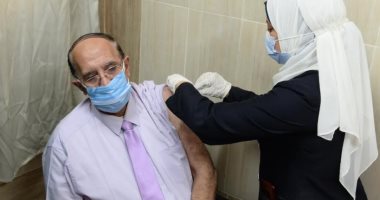 جامعة أسيوط تعلن تطعيم 3814 شخص بلقاح فيروس كورونا.. صور 