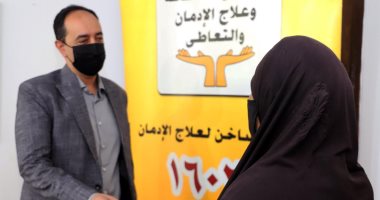 صندوق مكافحة الإدمان يسلم سيدة 60 عاما مشروع سوبر ماركت بعد تعافيها.. صور