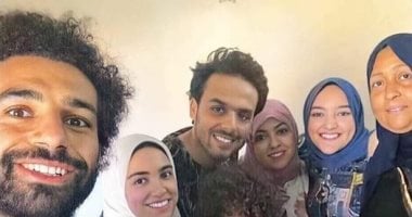 رواد مواقع التواصل يتداولون صورة عائلية لـ محمد صلاح أثناء إجازته بمصر