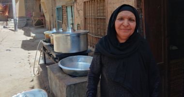 "دولت" 50 عاما بتعمل كشرى بقنا.. وتؤكد: السر فى حب الصنعة والبركة.. لايف