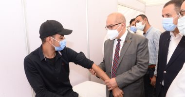 رئيس جامعة أسيوط يكشف طبيا على أحد الطلاب بالمبادرة الصحية الشاملة.. صور