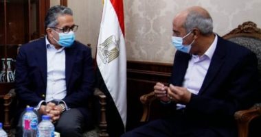 وزير السياحة والآثار يستقبل مواطن عثر على لوحة أثرية داخل أرضه بالإسماعيلية