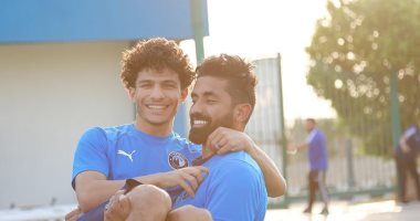 لقطة طريفة لـ بكرى وعيسى فى تدريبات بيراميدز لإنهاء الخلاف قبل لقاء سموحة