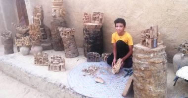 أصغر نحات فى الواحات إيده تتلف فى حرير.. "محمد" عمره 12 سنة يصنع من جذوع النخيل بيوتا وقطعا فنية معمارية تبرز تراث الوادى الجديد.. يحول المخلفات المتهالكة لقطع فنية إبداعية.. وورث الموهبة من والده.. صور وفيديو