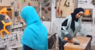 مروة ورحمة فتاتان تقهران المستحيل وأنشأن أول ورشة نجارة في أسيوط.. فيديو
