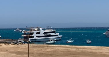 رياح شديدة وأمواج مرتفعة تغلق ميناء الغردقة وتوقف الرحلات البحرية.. لايف