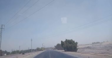 هبوب رياح شديدة وعواصف ترابية على الطرق السريعة بالوادى الجديد 