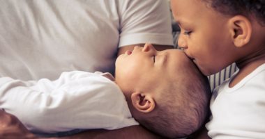 7 نصائح لتربية الأطفال فى السنة الأولى.. منها خلق ترابط مع الأب
