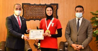 محافظ الفيوم يكرم ميسون إيهاب بعد حصدها برونزية أفريقيا فى التايكوندو.. صور