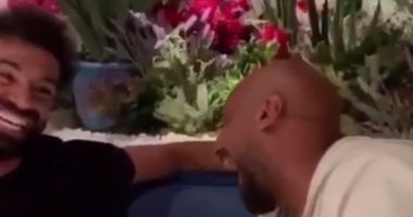 محمد صلاح يحتفل بعيد ميلاده فى دبى بتحطيم "طبق" على رأس صديقه.. فيديو