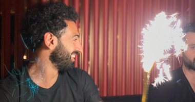 محمد صلاح يحتفل بعيد ميلاده الـ 29 بإشعال الألعاب النارية.. صورة 