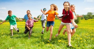 تعرف على الطريقة الصحيحة لتشجيع الأطفال على تناول الطعام الصحى